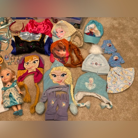 Disney Little Girls Frozen Elsa 'Squeez and Flap' Fun Cold Weather Hat, Age 4-7 - Picture 16 of 16